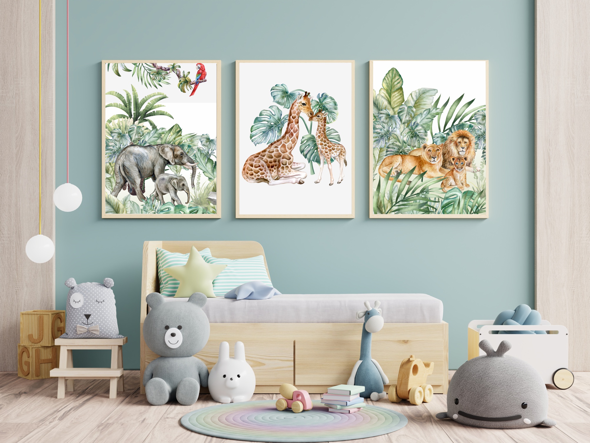 plakty safari na ścianie w pokoju dziecięcym w drewnianych ramkach. Na pierwszym planie łózko dziecięce a przed nim misie zabawki i pufa.