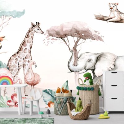 "Fototapeta w stylu akwareli z motywem safari, przedstawiająca żyrafę, słonia, flamingi, lamparta leżącego na gałęzi oraz tukana na tle egzotycznej roślinności. Aranżacja pokoju dziecięcego w jasnych, naturalnych barwach z białymi meblami, wiklinowymi koszami na zabawki i zielonym dywanem nadają przestrzeni przytulny i kreatywny charakter.