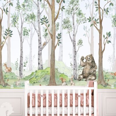 piekna akwarelowan fototapeta na ścianie w pokoju dziecięcym. Na pierwszym planie machający niedźwiedź, obok leżąca sarenka. Przy ścieni łóżeczko i lampa.