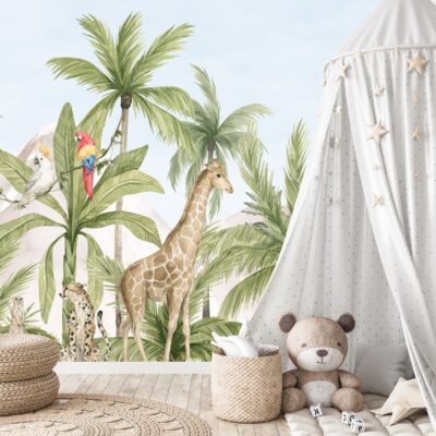 Pastelowa fototapeta na ścianie w pokoju dziecięcym. Na tapecie plamy, papugi, żyrafa, gepard, i inne zwierzęta safari. Na pierwszym planie namiot tipi, miś i poduchy w stylu boho.