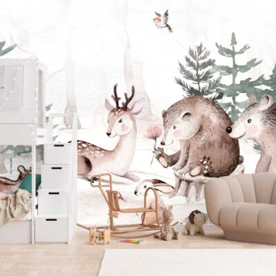 jasna pastelowa fototapeta z niedźwiedziami i sarenkami na ścianie w pokoju dziecięcym z białymi mebelkami i jasnobeżowa sofą