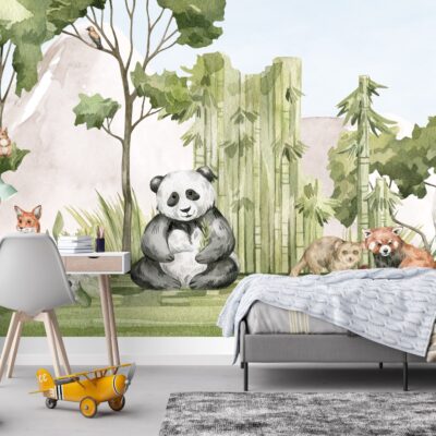 Przytulny pokój dziecięcy z fototapetą w stylu akwarelowym przedstawiającą urocze zwierzęta leśne i egzotyczne. Na środku tapety znajduje się sympatyczna panda trzymająca bambus, otoczona zielonym lasem z drzewami i bambusowymi pędami. Obok niej wylegują się czerwona panda i lorysa, a w tle widać żurawia, wiewiórkę i inne zwierzęta. W pokoju stoi minimalistyczne biurko z jasnego drewna z krzesłem, a obok znajduje się szare łóżko z miękkim kocem. Na podłodze leży żółty drewniany samolot, dodający wnętrzu dziecięcego uroku."