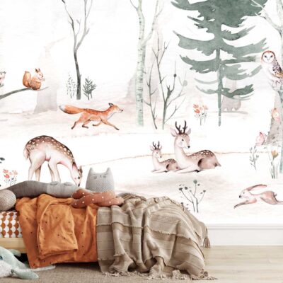 Fototapeta w pokoju dziecięcym na tle rozłożonego łózka. Na fototapecie w stylu malowanej akwarelami biegające po lesie zwierzęta, lis i zając i leżące spokojnie sarenki.