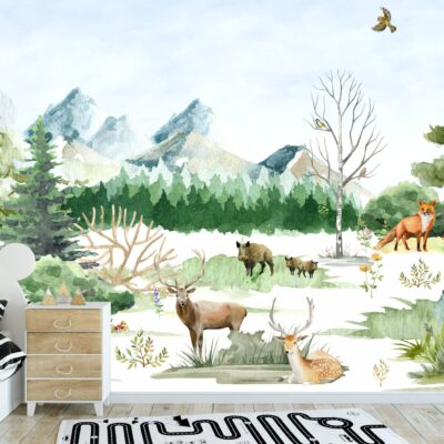 Aquarelowa tapeta przedstawiająca leśną scenerię z górami w tle. Na pierwszym planie widoczne są jelenie, dziki, lis i zając. Ptaki przelatują nad drzewami. Tapeta jest umieszczona w dziecięcym pokoju, obok łóżeczka i komody.