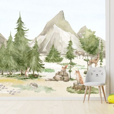 Fototapeta w dziecięcym pokoju z akwarelowym lasem i zwierzętami, takimi jak lis, jeleń, wiewiórka i niedźwiedź. Przytulna aranżacja z białymi meblami i drewnianymi dodatkami.