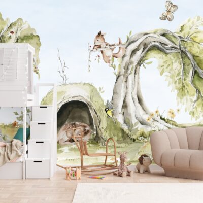 Fototapeta na ścianie w pokoju dziecięcym w stylu akwarelowym przedstawiająca leśne zwierzęta w zabawie. Na pierwszym planie po lewej stronie piętrowe białe łózko, a po prawej stronie bezowy fotel.
