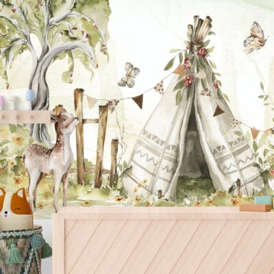 Fototapeta na ścianie w pokoju dziecięcym przedstawiająca leśne życie zwierząt. Na pierwszym planie komoda drewniana i zabawki wszystko w przytulnym klimacie.