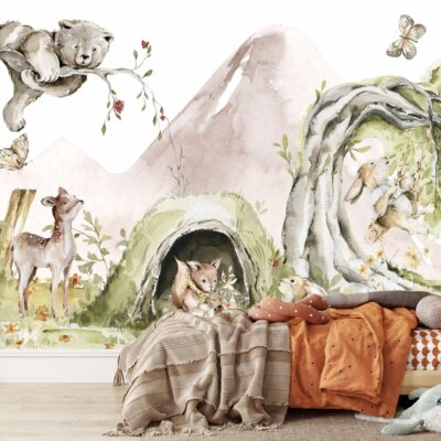 Na zdjęciu przedstawiono dziecięcy pokój z przytulnym, drewnianym łóżkiem w kształcie domku. Ścianę zdobi fototapeta leśnymi zwierzątkami w trakcie zabawy w delikatnych, pastelowych kolorach. Łóżko jest udekorowane miękkimi poduszkami w kształcie zwierząt oraz kocami w ciepłych, ziemistych odcieniach. Całość tworzy przytulną, edukacyjną i stylową przestrzeń dla dziecka.