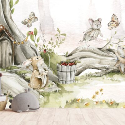Akwarelowa fototapeta dla dzieci przedstawiająca uroczą leśną scenkę z zającami, myszką, wiewiórką i motylami. Zwierzątka bawią się wokół wielkiego drzewa z małym domkiem u jego podstawy. Scena jest pełna pastelowych kolorów i delikatnych detali, idealna do pokoju dziecięcego.