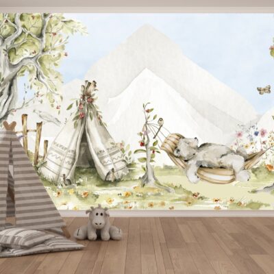 Akwarelowa fototapeta w pokoju dziecięcym przedstawiające misia odpoczywającego na hamaku. Wszystko w jasnych pastelowych kolorach. Na pierwszym planie namiot tipi i zabawki.