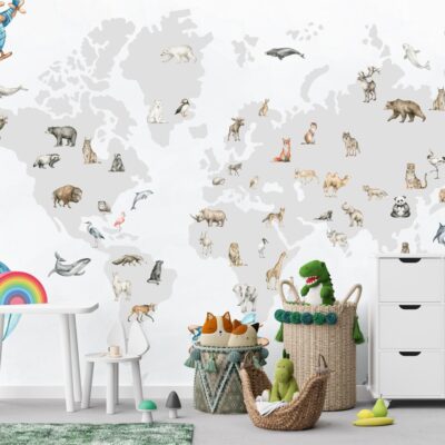 "Pokój dziecięcy z ozdobiony fototapetą przedstawiającą mapę świata, akwarelowe ilustracje balonów. samolotów. i helikopterów. Na pierwszy planie białe meble i kosze z zabawkami.