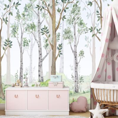 Atrakcyjna Fototapeta przedstawiająca akwarelowy las brzozowy. W pokoju dziecięcym, w jasnych, pastelowych kolorach, widoczny jest różowy komoda, łóżeczko z baldachimem w białe kropki i pluszowe zabawki.