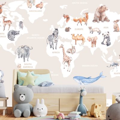 Przytulny pokój dziecięcy z jasną fototapetą przedstawiającą mapę świata z akwarelowymi ilustracjami zwierząt charakterystycznych dla różnych kontynentów, takich jak żyrafa i zebra w Afryce, panda i słoń w Azji, kangur w Australii czy niedźwiedź w Ameryce Północnej. Wnętrze urządzone w naturalnych odcieniach drewna i beżu, z łóżkiem z drewnianą ramą ozdobionym poduszkami w kształcie gwiazdy. Na podłodze pluszowe maskotki – miś, królik i wieloryb, a obok drewniane zabawki i skrzynia na akcesoria, tworzące harmonijną i ciepłą przestrzeń dla dziecka."