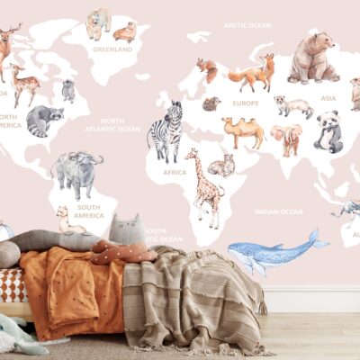 Na zdjęciu przedstawiono dziecięcy pokój z przytulnym, drewnianym łóżkiem w kształcie domku. Ścianę zdobi fototapeta z mapą świata w delikatnych, pastelowych kolorach. Na mapie rozmieszczone są akwarelowe ilustracje zwierząt charakterystycznych dla poszczególnych kontynentów, m.in. niedźwiedź polarny na Grenlandii, zebra i żyrafa w Afryce, panda w Azji oraz kangur w Australii. Łóżko jest udekorowane miękkimi poduszkami w kształcie zwierząt oraz kocami w ciepłych, ziemistych odcieniach.