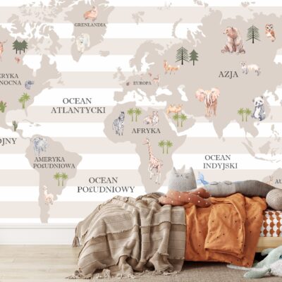 Na zdjęciu przedstawiono dziecięcy pokój z przytulnym drewnianym łóżkiem. Ścianę zdobi fototapeta z mapą świata w beżowo-białe pasy, ozdobiona akwarelowymi ilustracjami zwierząt charakterystycznych dla różnych kontynentów, takich jak żyrafa i zebra w Afryce, panda i słoń w Azji, czy jeleń i wilk w Ameryce Północnej. Dodatkowo na mapie umieszczono symbole roślinności, np. drzewa iglaste, palmy i kaktusy. Aranżacja wnętrza obejmuje miękkie tekstylia w ciepłych, ziemistych barwach, ozdobne poduszki w kształcie zwierząt i przytulne koce, tworząc harmonijną i edukacyjną przestrzeń dla dziecka.