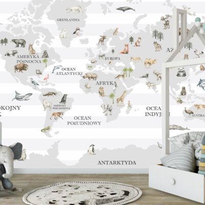 Zdjęcie przedstawia dziecięcy pokój z przytulnym drewnianym łóżkiem w kształcie domku. Ścianę zdobi fototapeta z mapą świata w szaro-białe pasy, ozdobiona akwarelowymi ilustracjami zwierząt charakterystycznych dla różnych kontynentów, takich jak żyrafa i zebra w Afryce, panda i słoń w Azji, czy jeleń i wilk w Ameryce Północnej. Dodatkowo na mapie umieszczono symbole roślinności, np. drzewa iglaste, palmy i kaktusy.