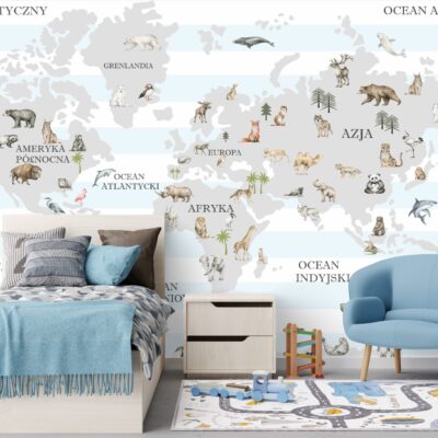 Na zdjęciu przedstawiono dziecięcy pokój z jasnym drewnianym łóżkiem oraz niebieskimi i szarymi dodatkami. Ścianę zdobi fototapeta z mapą świata w biało-błękitne pasy, ozdobiona ilustracjami zwierząt charakterystycznych dla poszczególnych kontynentów, takich jak niedźwiedź polarny na Grenlandii, tygrys w Azji, żyrafa w Afryce oraz wilk i jeleń w Europie. Dodatkowo mapa zawiera symbole roślinności, np. drzewa iglaste i palmy. W pokoju znajduje się również niebieski fotel, drewniana szafka nocna oraz dywan z motywem drogi i samochodzikami.