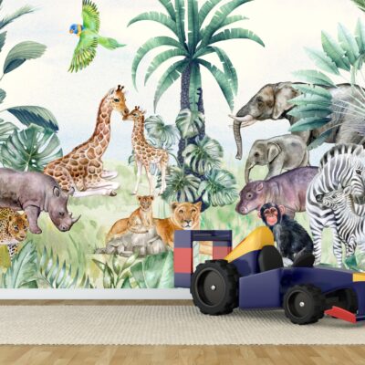 na ścianie w pokoju dziecięcym. Fototapeta w stylu safari przedstawiająca bujną roślinność oraz zwierzęta żyrafę, nosorożca, lwice z małym lwiątkiem, zebrę i słonie. Na pierwszym planie duża zabawka dla dzieci samochód wyścigowy.