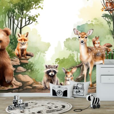 Ilustracja przedstawiająca urocze, zwierzęta leśne w akwarelowej stylistyce. Na pierwszym planie widoczne są niedźwiadek brunatny, lis, szop pracz i królik siedzące na kamieniach. W tle stoi sarna, a na drzewie siedzi sowa. Scena jest otoczona bujną, zieloną roślinnością, grzybami i innymi elementami leśnego krajobrazu. Całość utrzymana jest w ciepłych, pastelowych kolorach