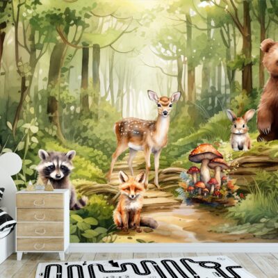 Grafika przedstawia leśny pejzaż w ciepłych, bajkowych barwach, z rysunkowymi zwierzętami. W centrum znajduje się ścieżka prowadząca w głąb lasu. Po prawej stronie ścieżki siedzi duży, brązowy niedźwiedź. Obok niego, bliżej ścieżki, mały królik. Nieco dalej, na pniu drzewa, rosną grzyby o pomarańczowo-czerwonych kapeluszach i jasnych trzonach. Po lewej stronie ścieżki, od przodu do tyłu, siedzi szop pracz, za nim mały rudy lis, a dalej sarna z jasnymi cętkami. W tle widać wysokie drzewa o zielonych koronach, przez które przebijają się promienie słońca, tworząc świetliste smugi. Na samej górze obrazka, po lewej stronie, widać również małą wiewiórkę. U dołu obrazka, po lewej stronie, fragment białego łóżka dziecięcego z czarno-białą pościelą w paski oraz mała, drewniana komoda z szufladami. Na podłodze widoczny jest fragment białego dywanu z czarnym wzorem przypominającym drogę.