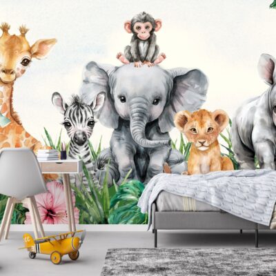 Fototapeta ścienna dla dzieci przedstawiająca grupę uroczych zwierząt safari: żyrafę, słonia z małpką na głowie, zebrę, lwiątko i nosorożca, otoczonych bujną tropikalną roślinnością z dużymi zielonymi liśćmi i różowymi kwiatami. Na pierwszym planie widoczne są meble dziecięce: biurko z krzesełkiem, samolot na podłodze, fotel kosze na zabawki oraz szare łózko