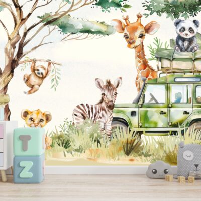 Fototapeta ścienna dla dzieci przedstawiająca scenę safari z zielonym samochodem terenowym, na którym siedzi panda. Wokół pojazdu i drzew z zielonymi liśćmi widoczne są różne dzikie zwierzęta: uroczy krokodyl, leniwiec wiszący na gałęzi, żyrafa, zebra, lwiątko oraz małpka siedząca na drzewie. Tło to akwarelowy krajobraz z jasnym niebem i bujną roślinnością.