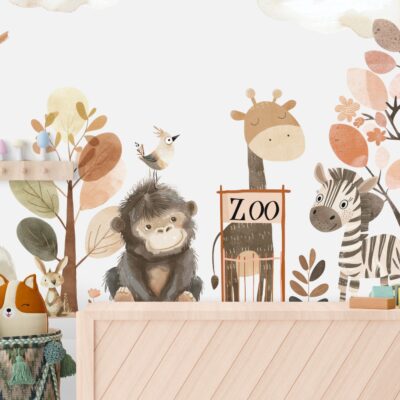 Zdjęcie przedstawia fototapetę ścienną z motywem zoo i lasu, utrzymaną w pastelowych, ciepłych barwach. Centralna część tapety ukazuje urocze, stylizowane zwierzęta: dużą, siedzącą małpę z puszystym futrem, żyrafę z długą szyją, zebrę w paski, małego misia oraz koalę siedzącą na gałęzi w lewym górnym rogu. Zwierzęta otoczone są delikatnymi drzewami i krzewami w odcieniach brązu, pomarańczy i zieleni, a w tle widać subtelne chmury. W tle znajduje się również tabliczka z napisem "ZOO". Przed fototapetą, na białej komodzie, stoją dwie pluszowe zabawki przedstawiające żyrafę i zebrę, a po prawej stronie widać wiklinowy kosz z poduszkami i małą figurkę wydry. Całość tworzy spokojną i przyjazną atmosferę, idealną do pokoju dziecięcego.