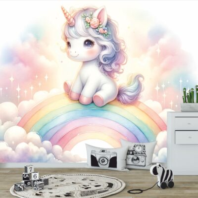 Urocza, pastelowa ilustracja przedstawiająca pokój dziecięcy. Centralną postacią jest słodki, biały jednorożec z dużymi, błyszczącymi oczami i puszystą, falowaną grzywą w odcieniach różu i fioletu. Jednorożec ma na głowie wianek z różowych kwiatów i siedzi na szczycie tęczy, która wznosi się na tle puszystych, pastelowych chmur. Wokół unosi się magiczny blask. Na pierwszym planie, na drewnianej podłodze, znajdują się zabawki: biała komoda z roślinami w doniczce w kształcie minionka, poduszki z nadrukiem aparatu fotograficznego, klocki z cyframi oraz mały dywanik.