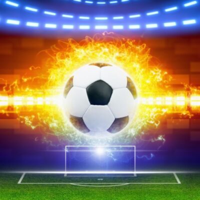 Tapeta dla dzieci piłka nożna w ogniu na tle boiska.