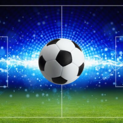 tapeta do pokoju chłopca przedstawiająca piłke nożna na niebiesko zielonym tle boiska