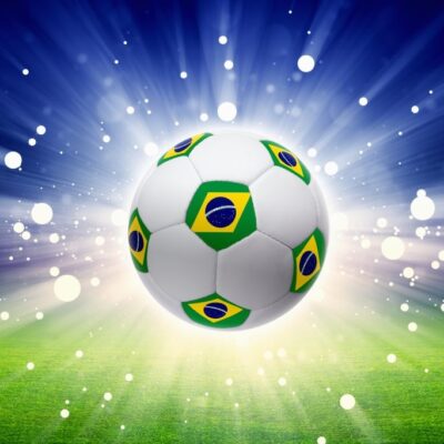 fototapeta dla dzieci piłka przedstawiające białą piłkę we flagi brazylii na niebiesko zielonym tle