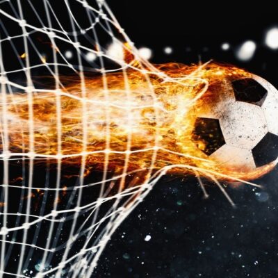 fototapeta dla dzieci przedstawiająca piłke nożną w ogniu przebijającą siatkę bramki