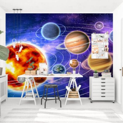 Obrazek przedstawiający pokój nastolatka. Na wprost białe biurko za biurkiem na ścianie fototapeta z układem planet w intensywnym niebieskim kolorze.