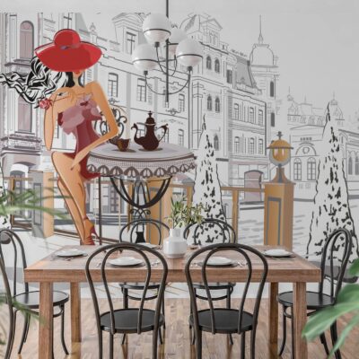 Nowoczesna aranżacja jadalni z dużą, artystyczną fototapetą na ścianie. Grafika utrzymana jest w stylu modnego szkicu. Tło przedstawia czarno-biały rysunek zabytkowych miejskich kamienic i latarni. Głównym elementem kompozycji jest postać smukłej kobiety w dużym, czerwonym kapeluszu i pasującej sukience, która opiera się o kawiarniany stolik. Czerwony kolor stanowi wyraźny kontrast dla monochromatycznego tła. Przed ścianą stoi drewniany stół jadalniany otoczony czterema czarnymi, metalowymi krzesłami w stylu industrialnym. Całość wnętrza uzupełniają duże zielone rośliny doniczkowe po bokach oraz wiszący żyrandol.
