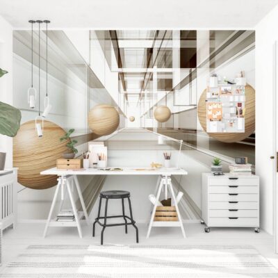 Jasne i nowoczesne biuro domowe z imponującą fototapetą 3D na głównej ścianie. Grafika przedstawia futurystyczny tunel o lustrzanych, geometrycznych ścianach i sufitach, który tworzy silne wrażenie nieskończonej głębi i optycznie wydłuża pomieszczenie. Wewnątrz wirtualnego korytarza lewitują duże kule o fakturze jasnego drewna, dodając kompozycji ciepła i surrealistycznego charakteru. Przed ścianą stoi proste, białe biurko na kozłach z czarnym stołkiem w stylu industrialnym oraz białym kontenerkiem z szufladami. Po lewej stronie widać dużą roślinę doniczkową i nowoczesne oświetlenie wiszące, a po prawej otwarte białe drzwi.