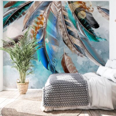 Fototapeta ścienna z artystycznym motywem piór w odcieniach turkusu, błękitu i złota, zdobiąca ścianę w jasnej sypialni w stylu boho.