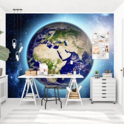 Obrazek przedstawia Jasne domowe biuro z wielkoformatową fototapetą przedstawiającą planetę Ziemię widzianą z kosmosu. Mural przedstawia błękitną kulę ziemską z widocznymi kontynentami na tle ciemnego wszechświata z rozbłyskiem światła.