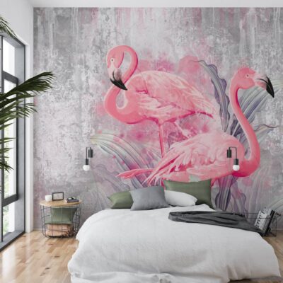Fototapeta w sypialni przedstawiająca artystyczną grafikę z różowymi flamingami na tle o strukturze szarego, przecieranego betonu. Wzór zawiera subtelne akcenty egzotycznych liści w odcieniach pastelowej zieleni i fioletu. Całość tworzy nowoczesną, a zarazem przytulną dekorację ścienną nad łóżkiem.