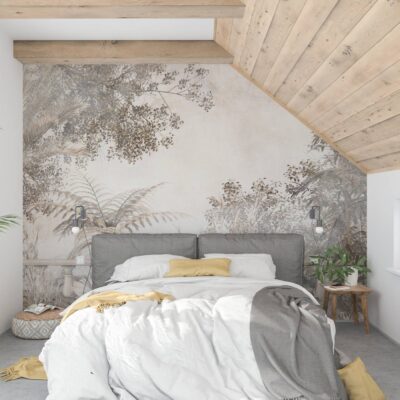 Przytulna sypialnia na poddaszu z drewnianym skosem i fototapetą na głównej ścianie. Fototapeta przedstawia artystyczny, delikatny szkic drzew, liści i ptaków w stonowanej kolorystyce sepii i beżu. Na tle tapety stoi szare łóżko z białą pościelą i żółtymi akcentami, tworząc harmonijną i spokojną przestrzeń do odpoczynku.