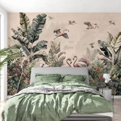 Fototapeta do sypialni przedstawiająca tropikalną dżunglę w stylu vintage z flamingami, papugami i liśćmi bananowca na beżowym tle. łozko z zielona posielą po lewej duże okno i kwiat.