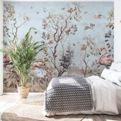 Fototapeta w stylu chinoiserie z różowymi flamingami i egzotycznymi ptakami na jasnoniebieskim tle, ozdabiająca ścianę w jasnej sypialni za białym łóżkiem.