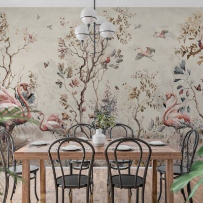 Fototapeta w stylu chinoiserie przedstawiająca różowe flamingi i małe ptaki wśród delikatnych gałęzi drzew na jasnobeżowym tle, w aranżacji jadalni z drewnianym stołem.