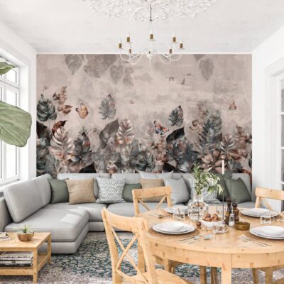 Fototapeta z motywem ciemnych, artystycznych kwiatów na jasnobeżowym tle o strukturze tynku, ozdabiająca ścianę w nowoczesnym salonie z szarą kanapą i drewnianym stołem.
