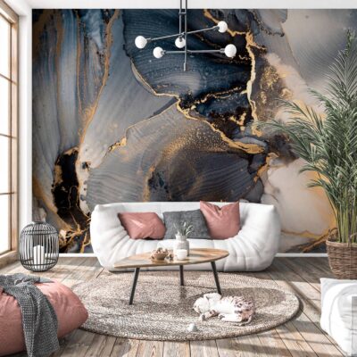 obrazek przedstawiający salon na wprost stolik kawowy za nim biała kanapa z rózowo szarymi poduchami. Za lkanapą na ścianie grafitowo złoto biała fototapeta przedstawiająca marmur. Po lewej fragment różowego fotelu i okno