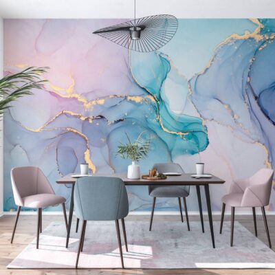 obrazek przedstawiający jadalnie. Na środku stól do okoła szare i rózowe krzesła tapicerowane. Za stołem na ścianie pastelowa fototapeta marmur ze złotymi żyłami