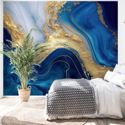 Aranżacja sypialni z fototapetą imitującą marmur w kolorze niebiesko-złotym, połączona z dodatkami w stylu boho