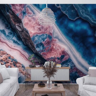 Nowoczesny salon z białymi meblami i dużą fototapetą na ścianie, przedstawiającą artystyczny przekrój agatu w odcieniach głębokiego błękitu, granatu i pudrowego różu.