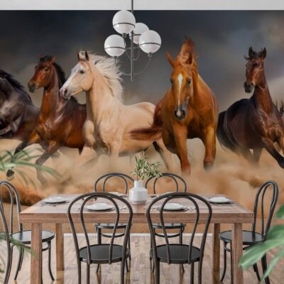 obrazek przedstawiający stół w jadalni a za stołem ściana na której wisi fototapeta z galopującym stadem koni.