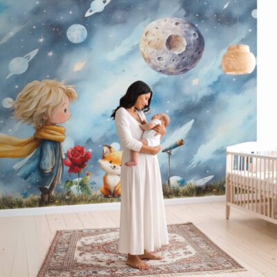 obrazek przedstawiający małego chłopca z rózą i liskiem. W tle niebieskie niebo i planeta.