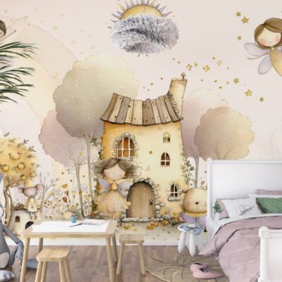 Przytulna sypialnia dziecięca z białym łóżkiem, drewnianym stolikiem i szarym pluszowym zającem na tle dużej fototapety przedstawiającej magiczną wioskę z wróżkami, domkiem i zwierzętami w pastelowych barwach. Nad łóżkiem widoczna ozdobna, szara lampa chmura.